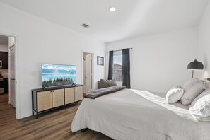3 bedrooms, iron/ironing board, WiFi, bed sheets - Cozy Modern Austin Home w/ Huge Backyard (Pflugerville)