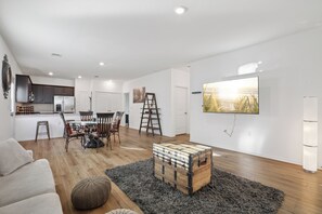 Living area - Cozy Modern Austin Home w/ Huge Backyard (Pflugerville)