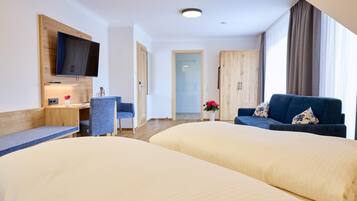 Superior Triple Room | Meja, Wi-fi percuma