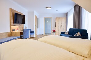 Superior-Dreibettzimmer | Schreibtisch, kostenloses WLAN