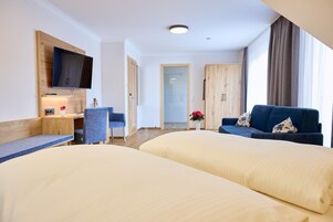 Superior Triple Room | Desk, WiFi (free)
