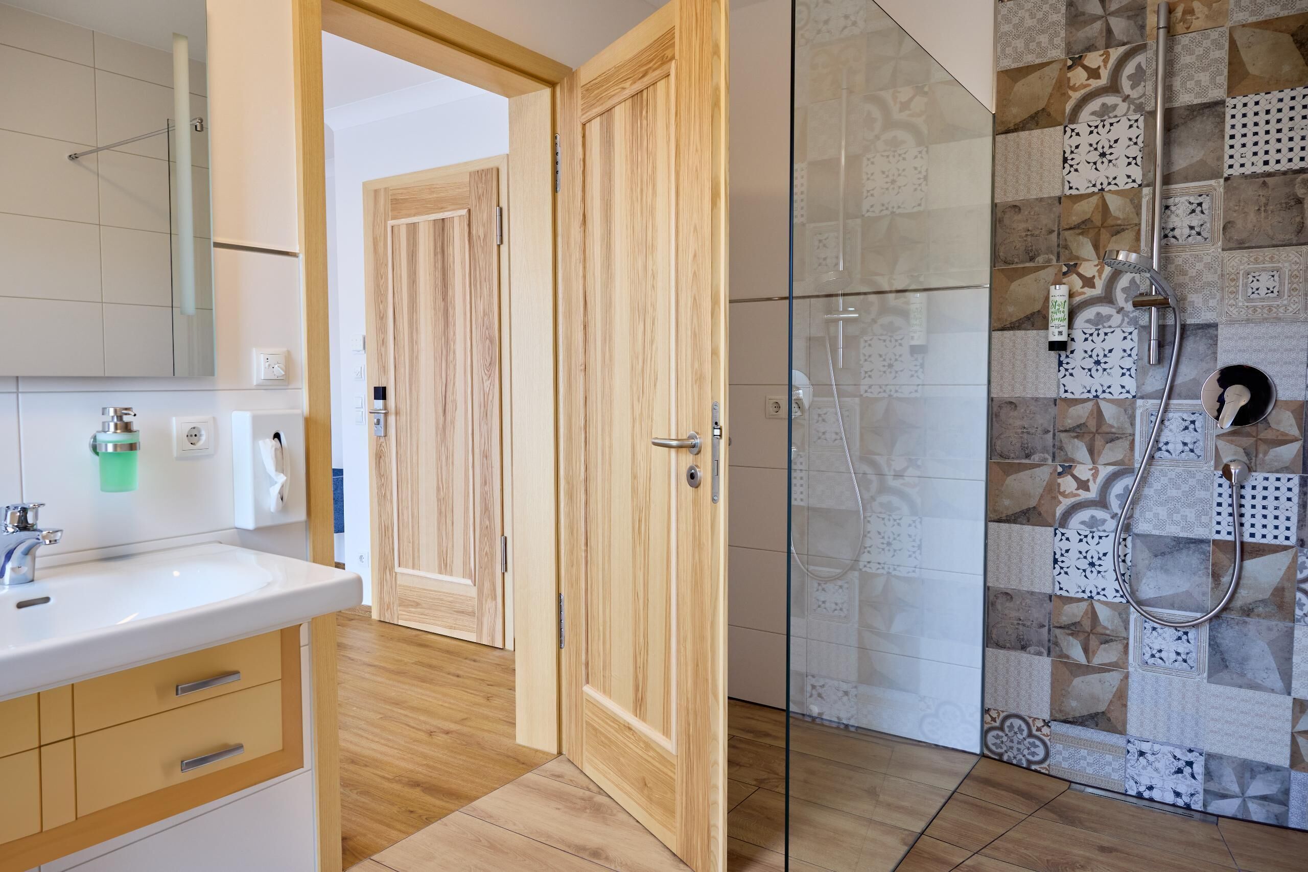 Superior-Dreibettzimmer | Badezimmer | Dusche, Haartrockner, Handtücher