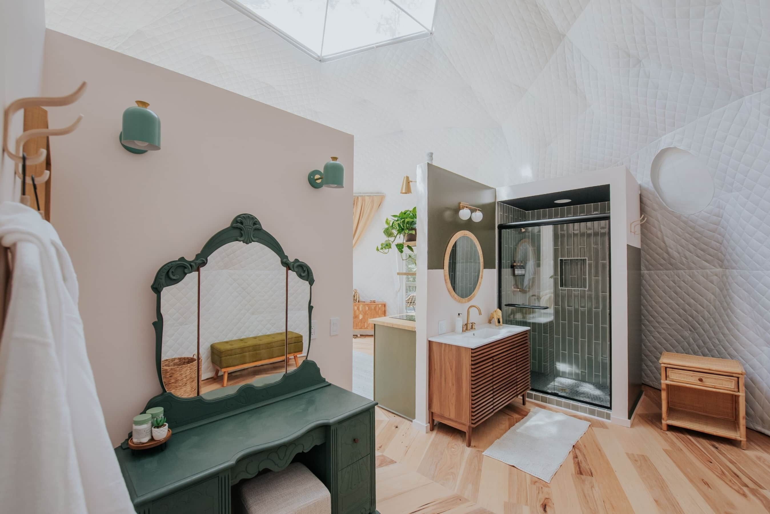 Een douche, een haardroger, een bidet, handdoeken
