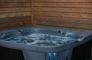 Outdoor spa tub - Glamp Blue Ridge - Dome 4 Milo (Gilmer County)