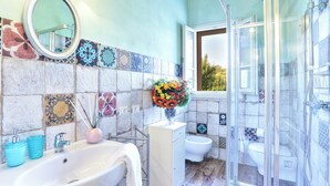 Ein Badezimmer mit Waschbecken, Spiegel und Dusche.