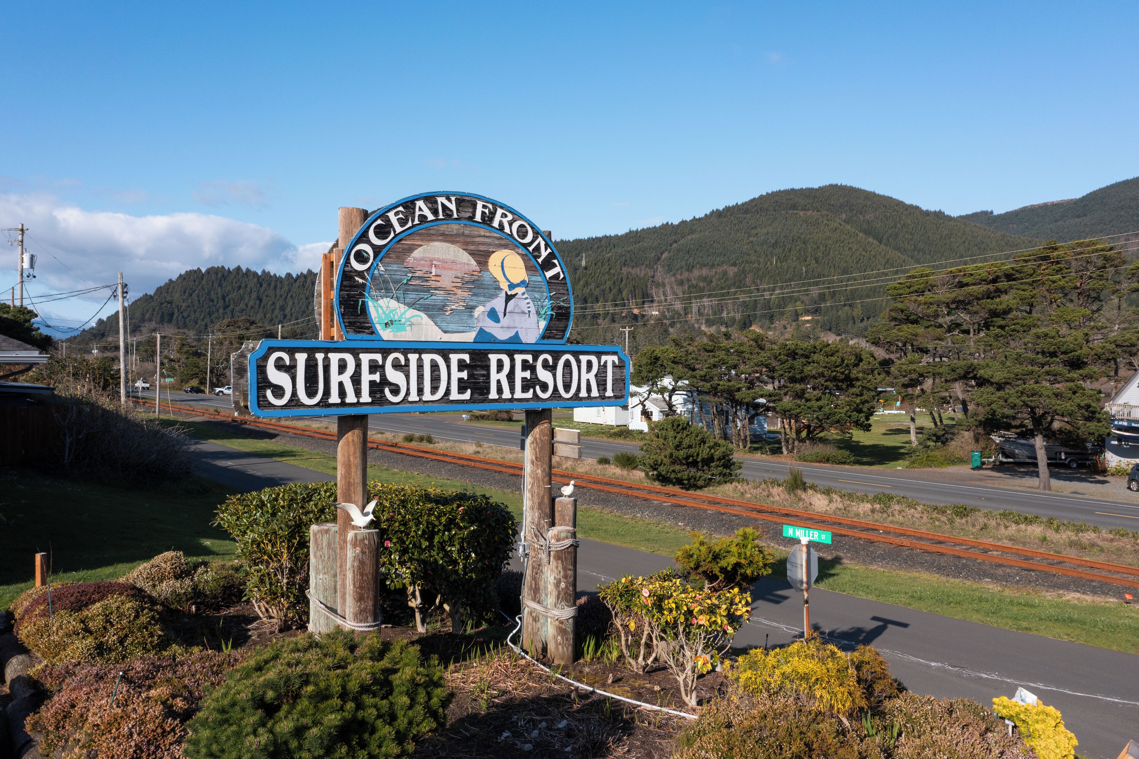 Segnaletica per Ocean Front Surfside Resort con vista panoramica su colline e una strada.