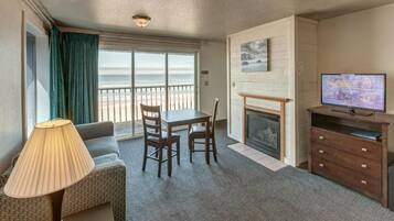 Oceanfront Suite - Pet Friendly | Living area
