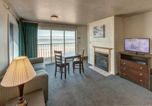 Oceanfront Family Suite - Non-Pet | 客廳 | 35 吋平面電視連衛星電視頻道