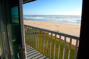 Oceanfront Suite - Pet Friendly | 住宿内部
