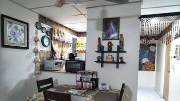 Room, 1 Bedroom | Dining room