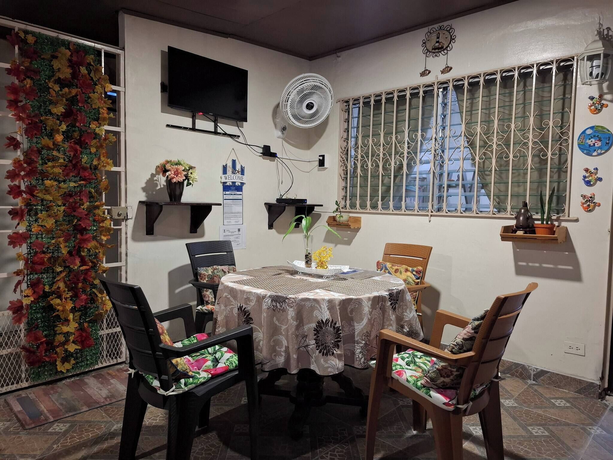 Room, 1 Bedroom | Dining room
