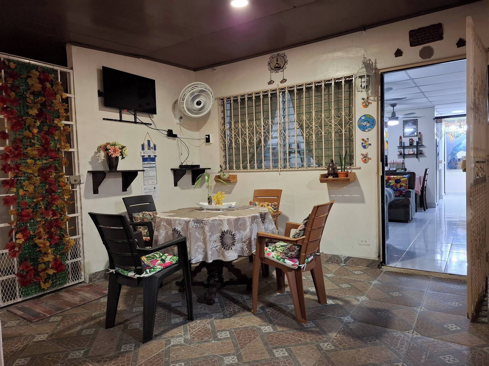 Room, 1 Bedroom | Dining room