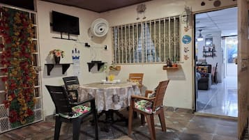 Room, 1 Bedroom | Dining room