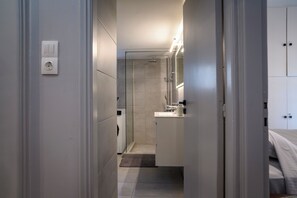 Shower, hair dryer, towels, soap - Seaview Orchid 2 bed Elegance (Paleo Faliro)