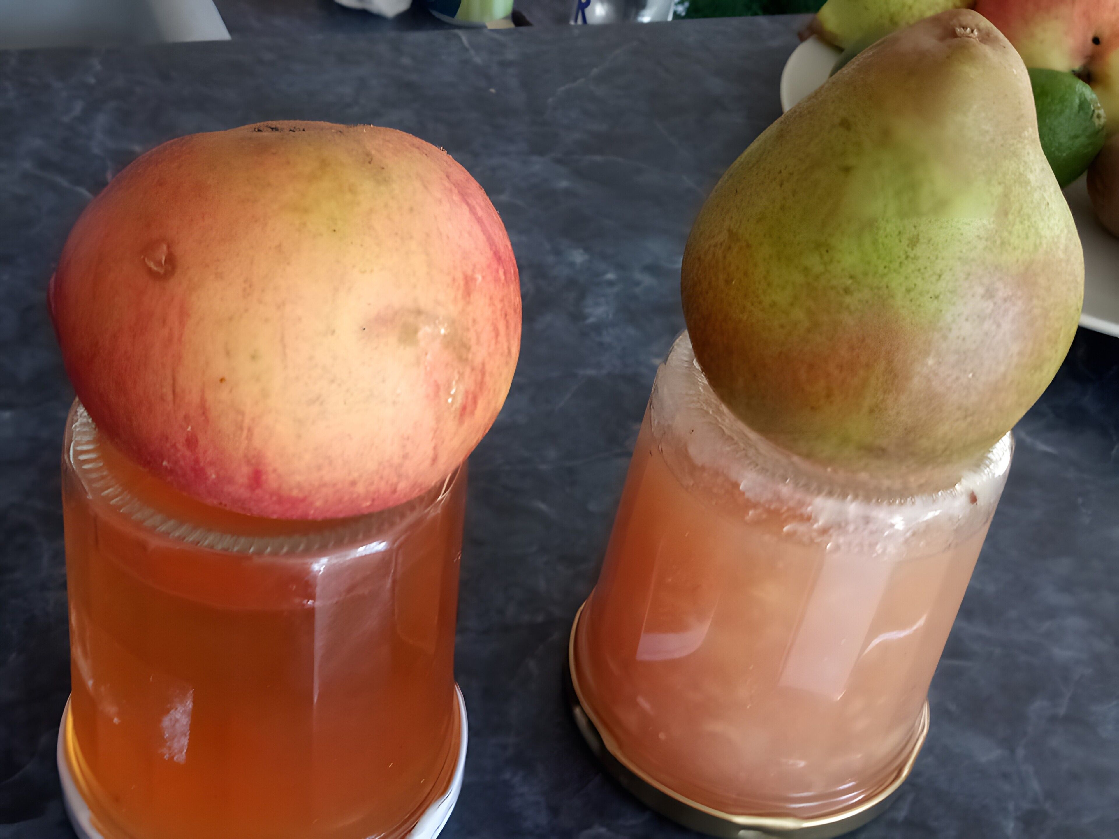 Zwei gläser in Fruktform auf einem Tisch.
