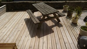Outdoor dining - Bed and Breakfast 'Chambre Africaine' with Shared Terrace, Shared Garden and Wi-Fi (Surtainville)