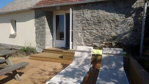 Terrace/patio - Studio "Le Pigeonnier" with Shared Terrace, Communal Garden and Wi-Fi (Surtainville)