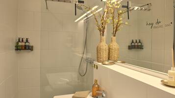 Dusche, Handtücher, Seife, Shampoo