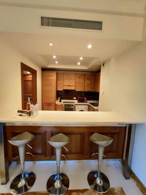 Fridge, coffee/tea maker, high chair, cookware/dishes/utensils - FRGK OXFORD palace park (Cannes)
