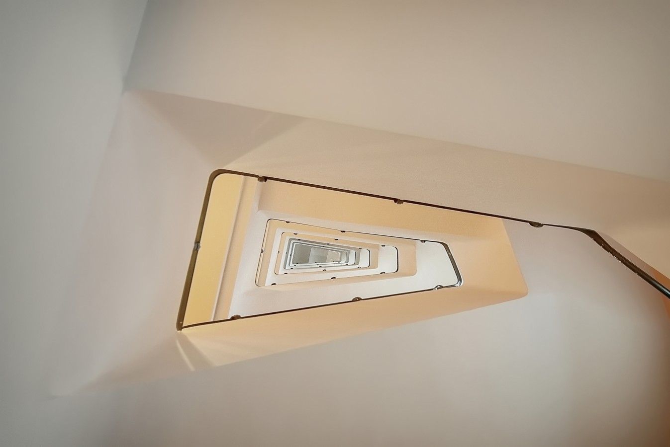 Una escala de caragol amb un llum al capdamunt.