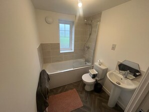 Bathroom - Modern Flat near Anfield & Free Parking (Wakefield)