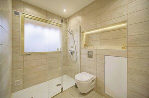 Shower, hair dryer, towels, soap - FRGK Prince of Wales garden terrace (Cannes)