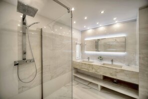Shower, hair dryer, towels, soap - FRGK Dream Villa with Sea View Overlooking Cap d (Vallauris)