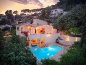 A modern villa with a swimming pool, a covered patio, and a view of the surrounding hills. - FRGK Dream Villa with Sea View Overlooking Cap d (Vallauris)