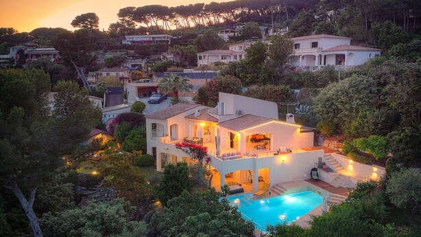 A residential area with a swimming pool, surrounded by lush greenery and houses. - FRGK Dream Villa with Sea View Overlooking Cap d (Vallauris)