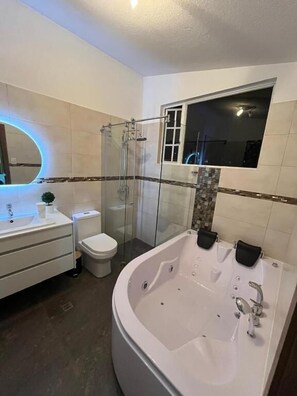 Chambre Double Deluxe, salle de bains privée, vue jardin | Salle de bain