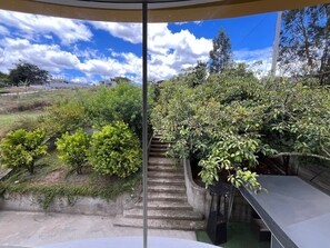 Habitación doble Deluxe, baño privado, vista al jardín | Áreas de la propiedad