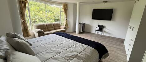 Habitación doble Deluxe, baño privado, vista al jardín | Espacio para trabajar con laptop, cortinas blackout y wifi gratis