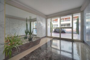 Interior - SURCOUF (Cannes)