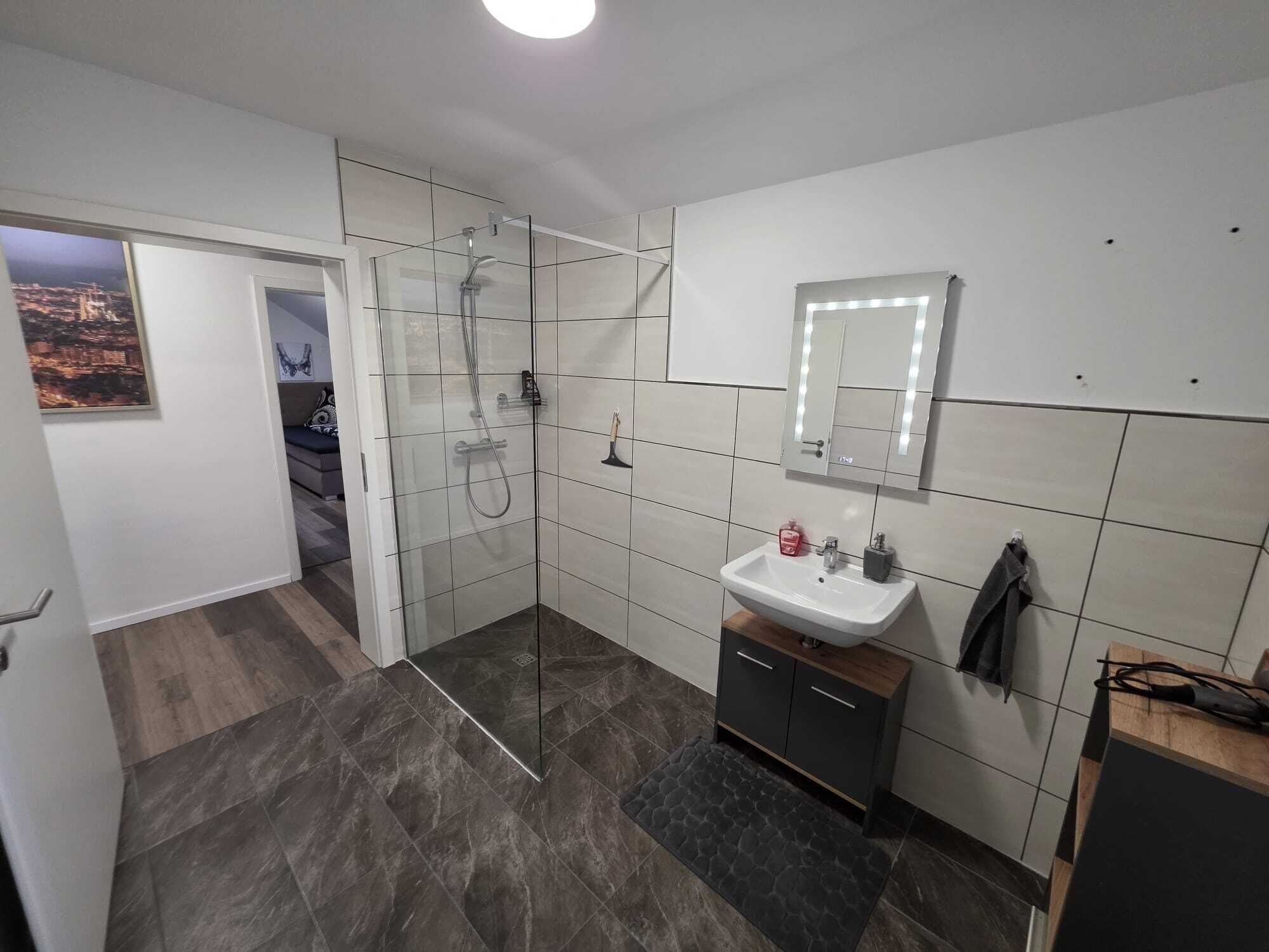 Haartrockner, Handtücher, Seife, Toilettenpapier