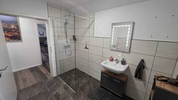Haartrockner, Handtücher, Seife, Toilettenpapier