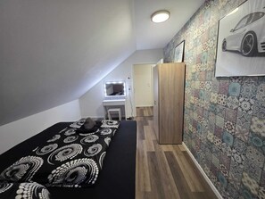 1 slaapkamer, een strijkplank/strijkijzer, wifi, beddengoed