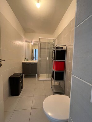 Shower, hair dryer, towels - FRGK Studio Pablo Heart of Antibes (Antibes)