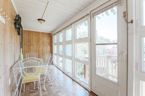 Dining - Oma's Secret Garden: Apartment Walk to Downtown (Staunton)