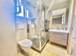 Een douche, handdoeken