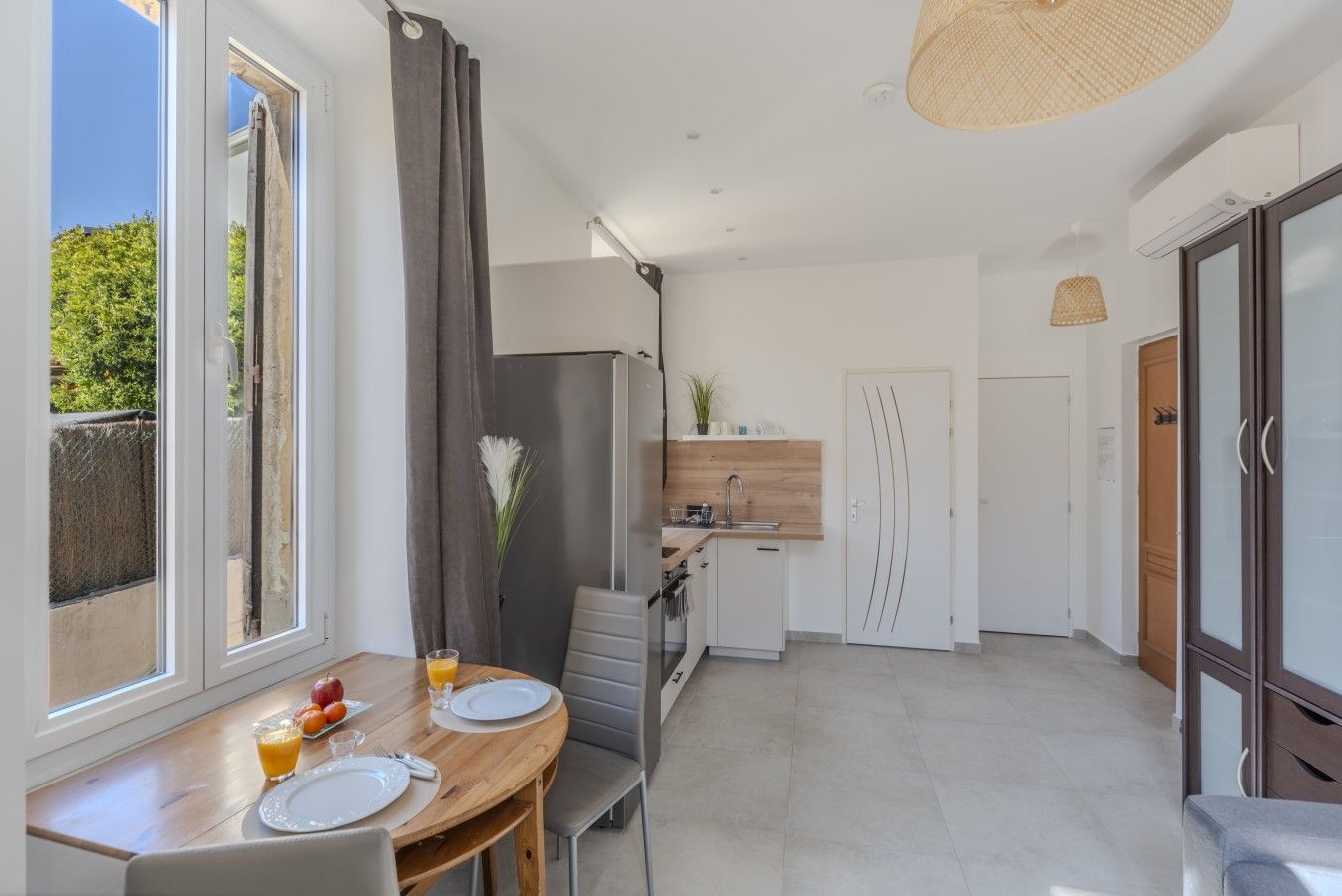 Eine moderne Küche mit Kühlschrank, Spüle und Arbeitsplatte aus Holz.