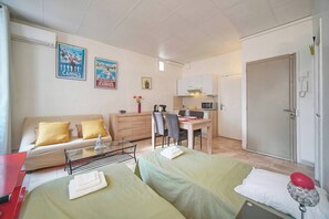 1 bedroom, iron/ironing board, free WiFi, bed sheets - FRGK Clemenceau 1BR Beach Apartment AC & Ultra-F (Cannes)