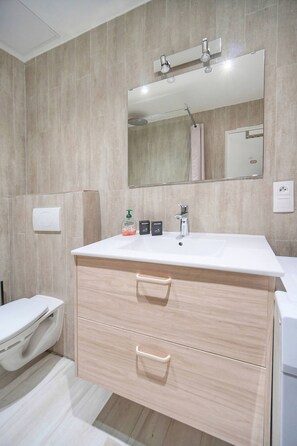 Shower, hair dryer, towels, soap - FRGK Clemenceau 1BR Beach Apartment AC & Ultra-F (Cannes)