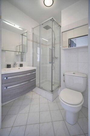Shower, hair dryer, towels, soap - FRGK Gallieni Quiet terrace (Cannes)