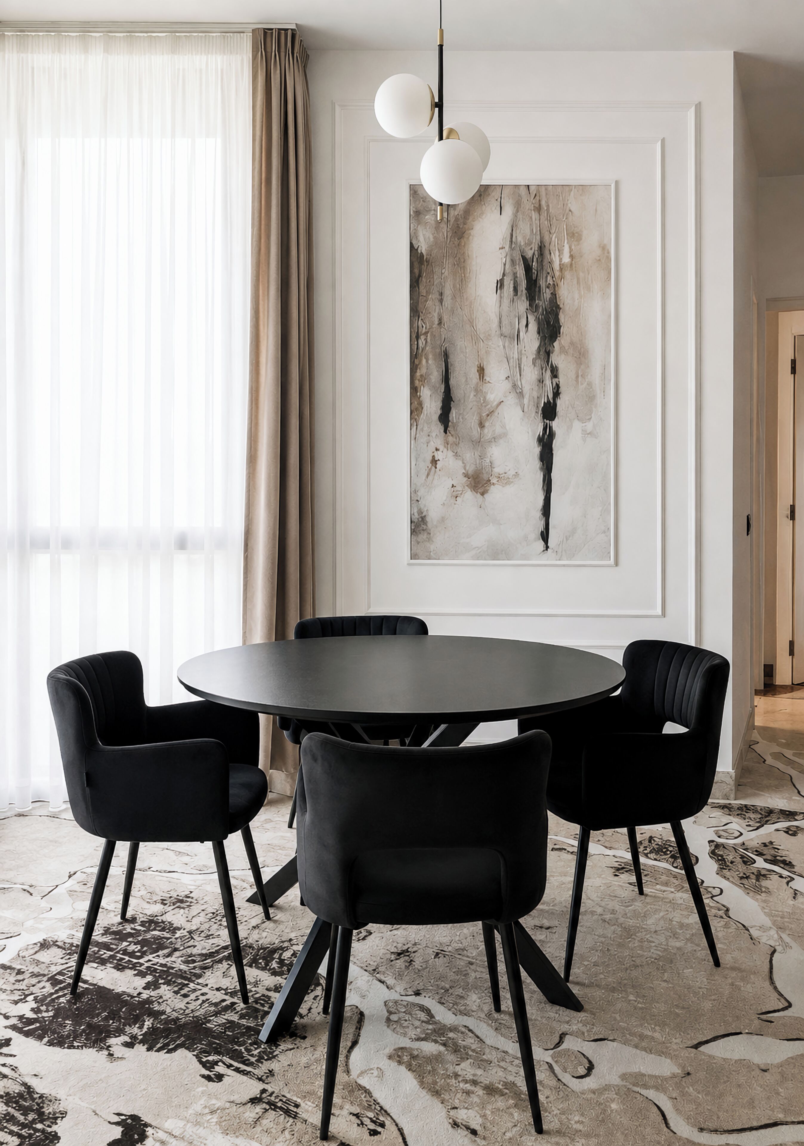 Un comedor con una mesa redonda, seis sillas, una araña y un cuadro abstracto grande en la pared.