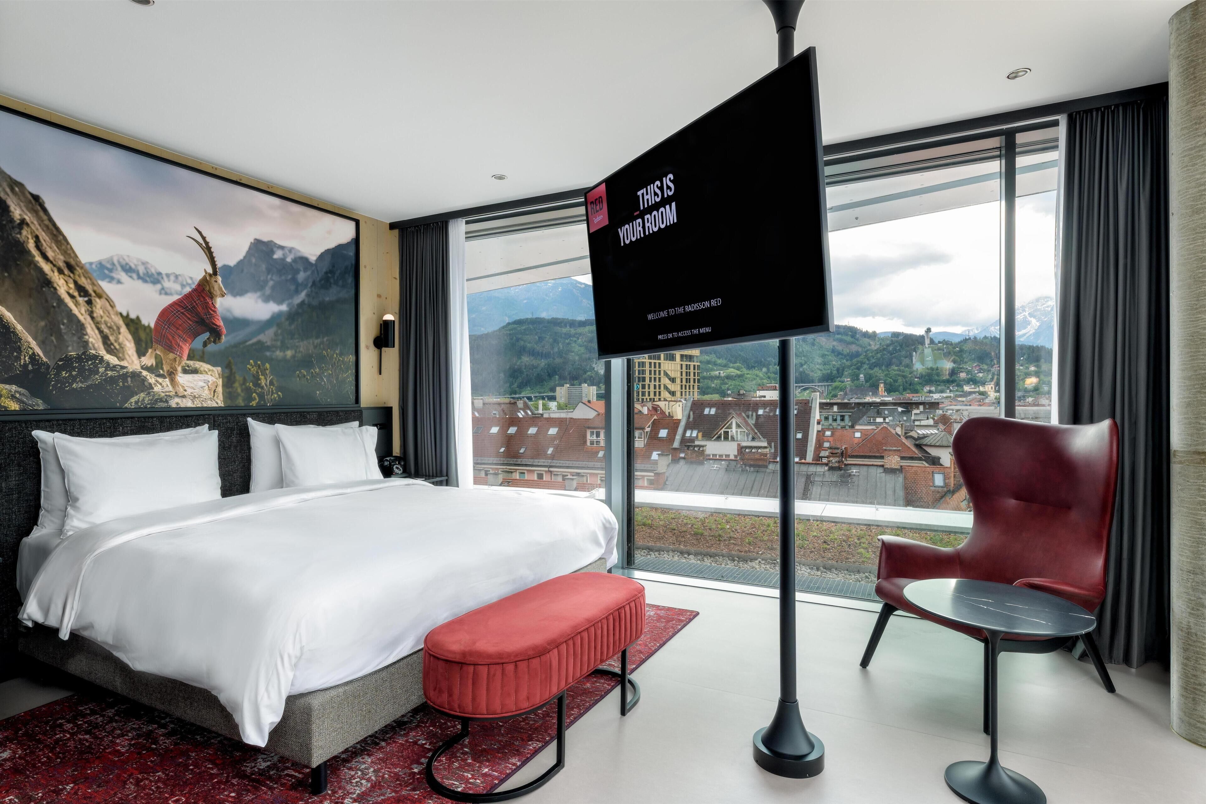 Suite | In-room safe, desk, free cribs/infant beds, bed sheets