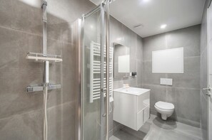 Dusche, Haartrockner, Handtücher