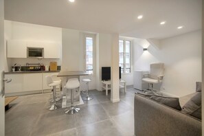 TV - FRGK 24 AOUT 1 Mezzanine Bedroom Apartment Center (Antibes)