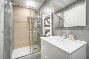 Shower, hair dryer, towels - FRGK 24 AOUT 1 Mezzanine Bedroom Apartment Center (Antibes)