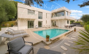 A modern two-story house with a swimming pool, outdoor seating, and a garden. - FRGK Villa Hameau des Collines Pool, Tranquil (Le Cannet)