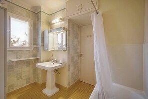 Shower, hair dryer, towels, soap - THE WILDLIFE (Cannes)